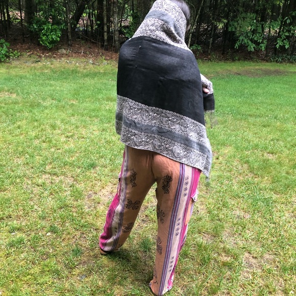 Greyscale Pashmina - Picture 2 of 4